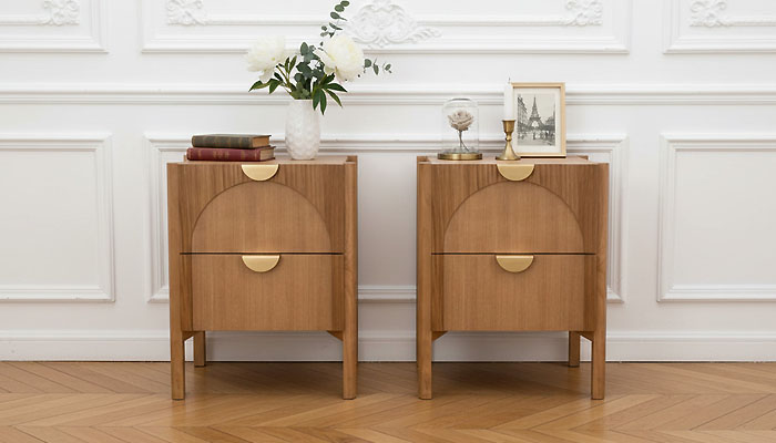 Une table de chevet sur pieds en bois