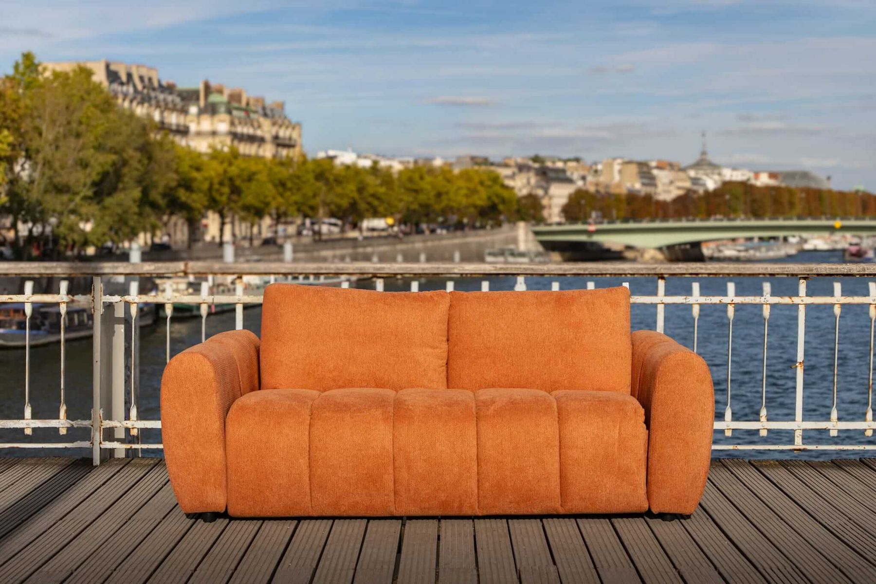 Canapé velours ocre sur les quais de Seine