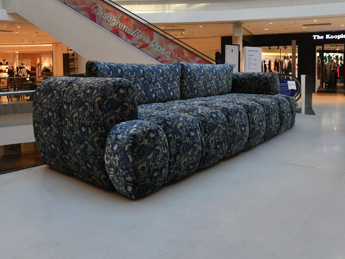 Le canapé Fuji XXL vu de trois quarts, ses modules arrondis en velours bleu et sable