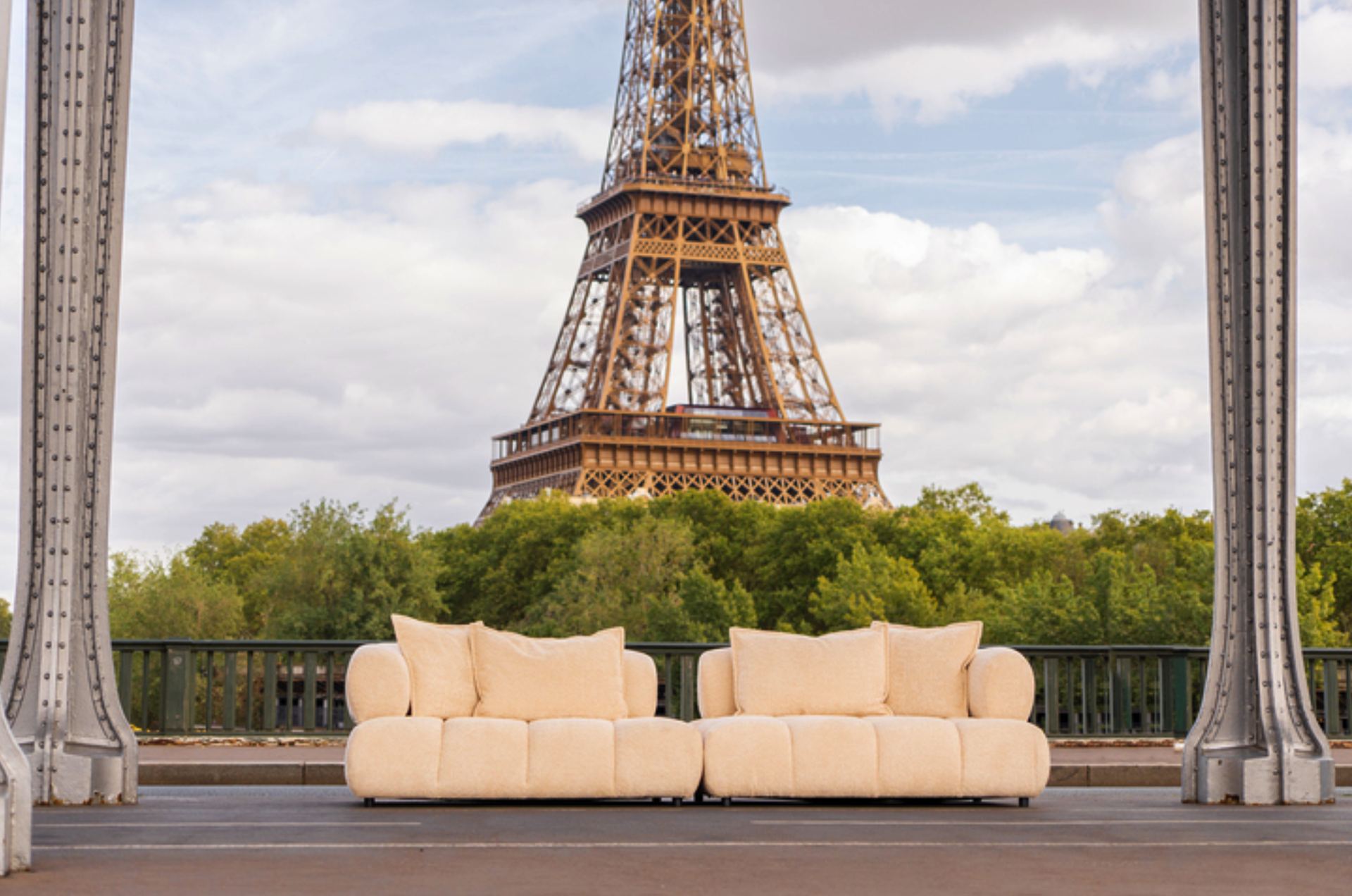 Canapé Bobochic devant la tour Eiffel