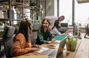 4 personnes qui service client qui travaillent