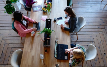 3 personnes qui service client qui travaillent