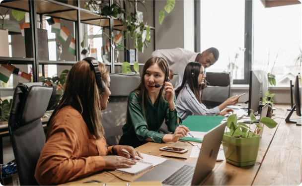 4 personnes du service client qui travaillent