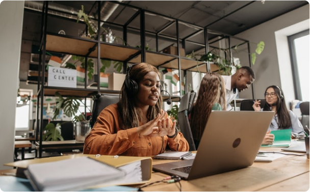 Service client qui réponds a un appel